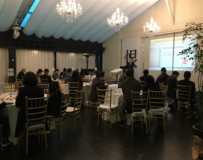 참석자들을 대상으로 발표하는 세미나 브리핑 현장